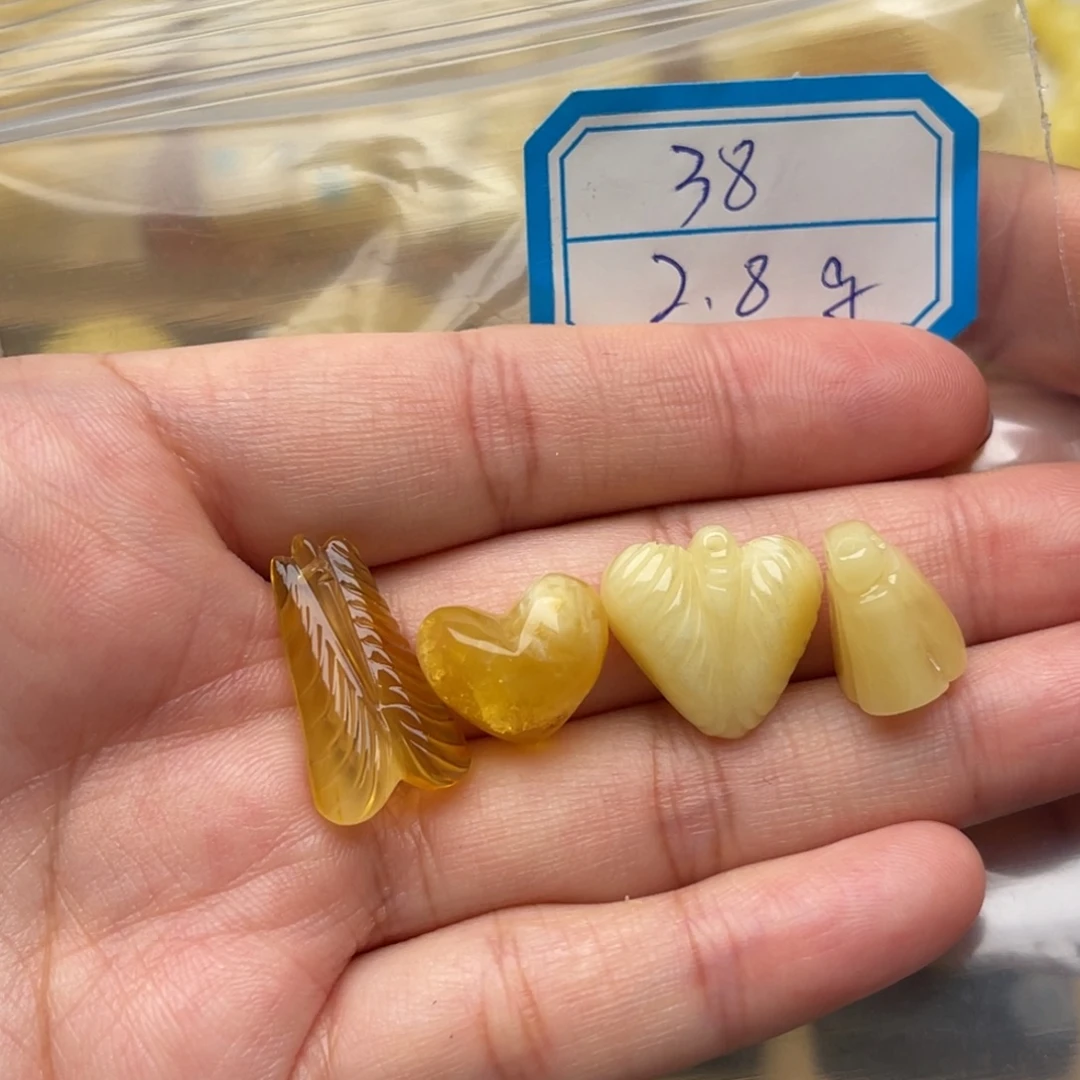 琥珀未镶嵌裸石蜜蜡雕刻件笑