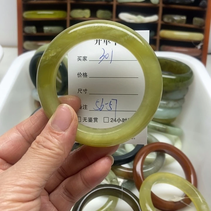 蛇纹石玉未镶嵌手镯