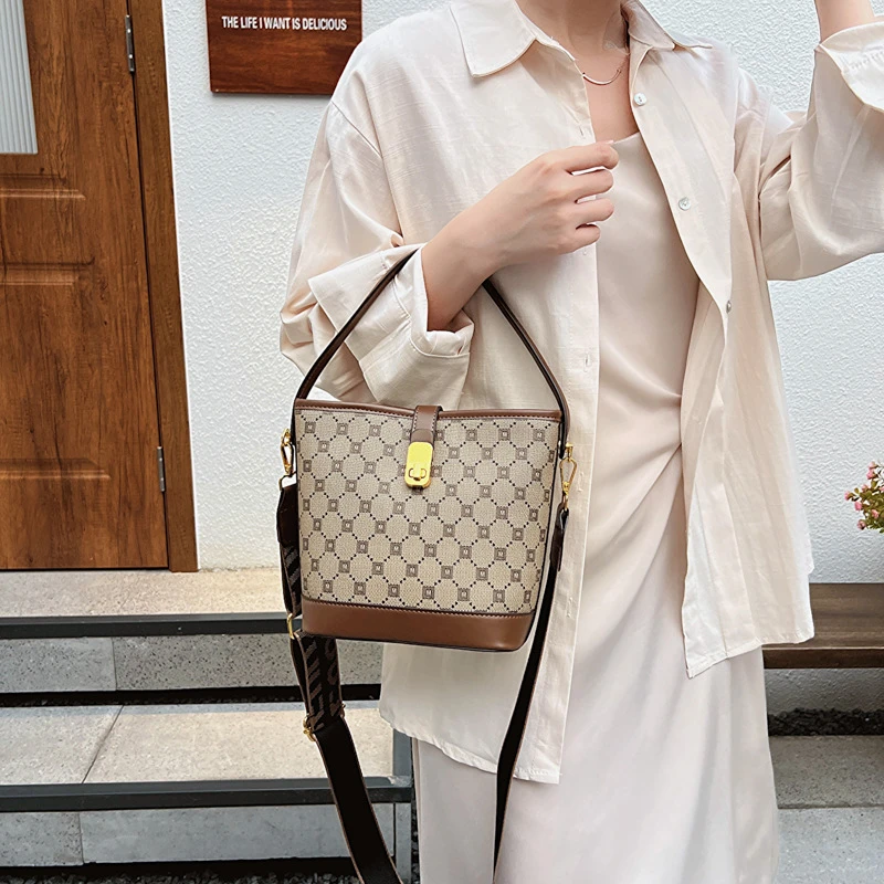 斜挎小水桶包女包百搭小众简约复古手提包通勤斜挎包时尚休闲单肩