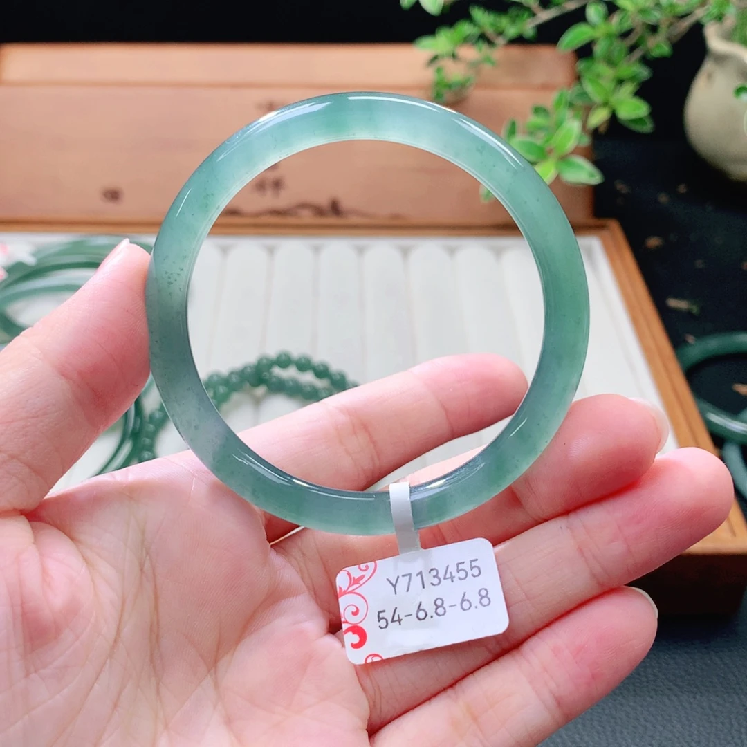 翡翠未镶嵌手镯（圆镯）