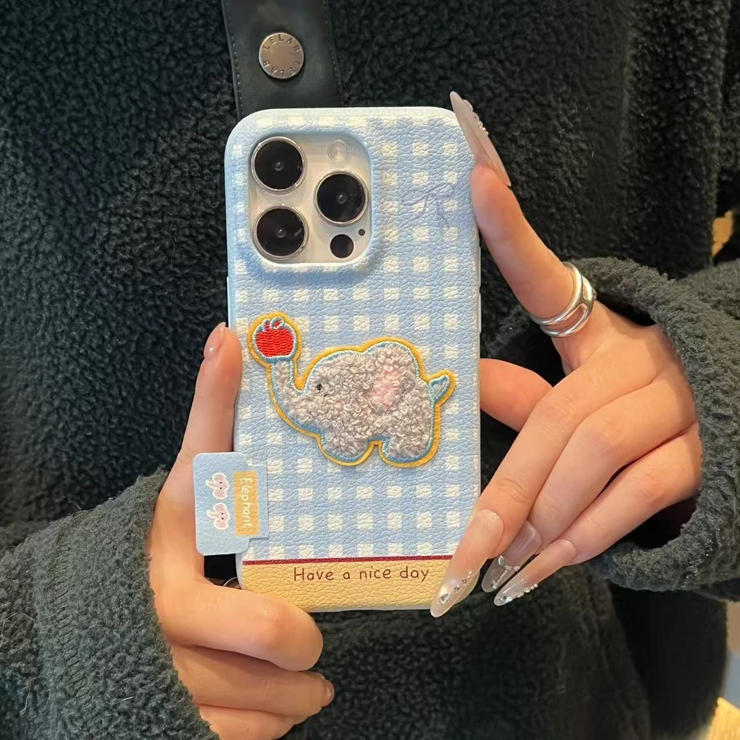 奥菲顿格纹刺绣小象标签适用苹果16皮纹手机壳小米17vivo华为oppo