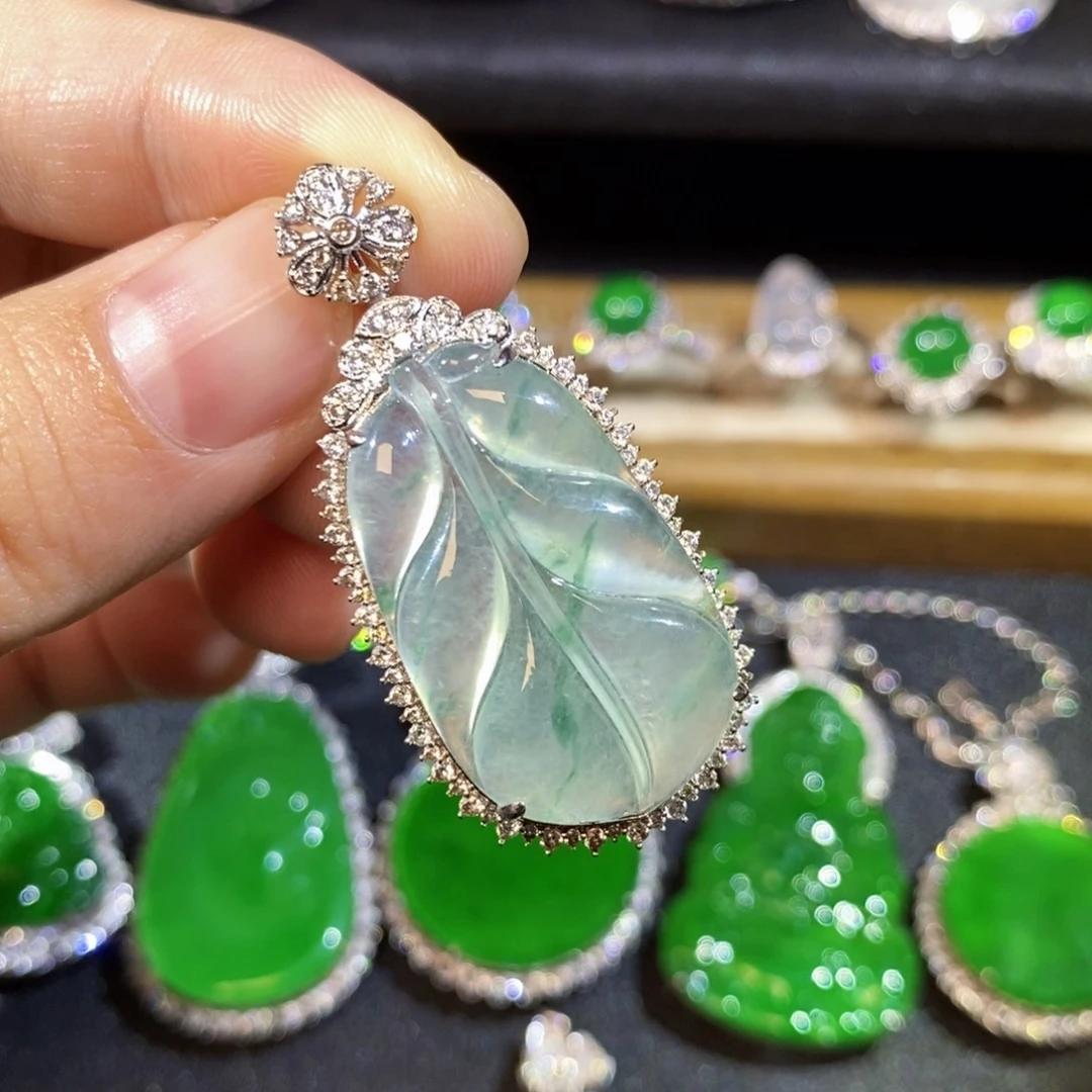 翡翠18K金镶嵌颈饰