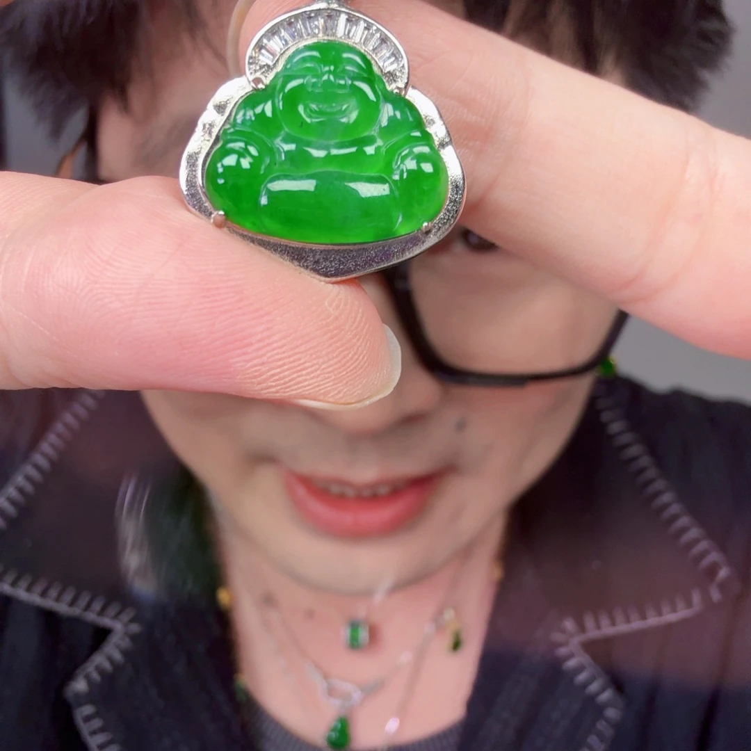 翡翠未镶嵌颈饰一件