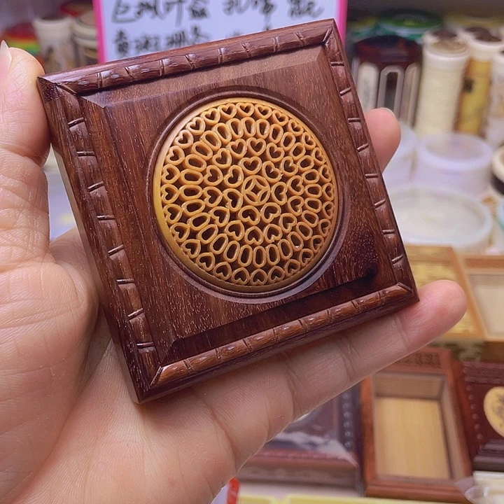 张圣林黄蛉盒内嵌牛骨