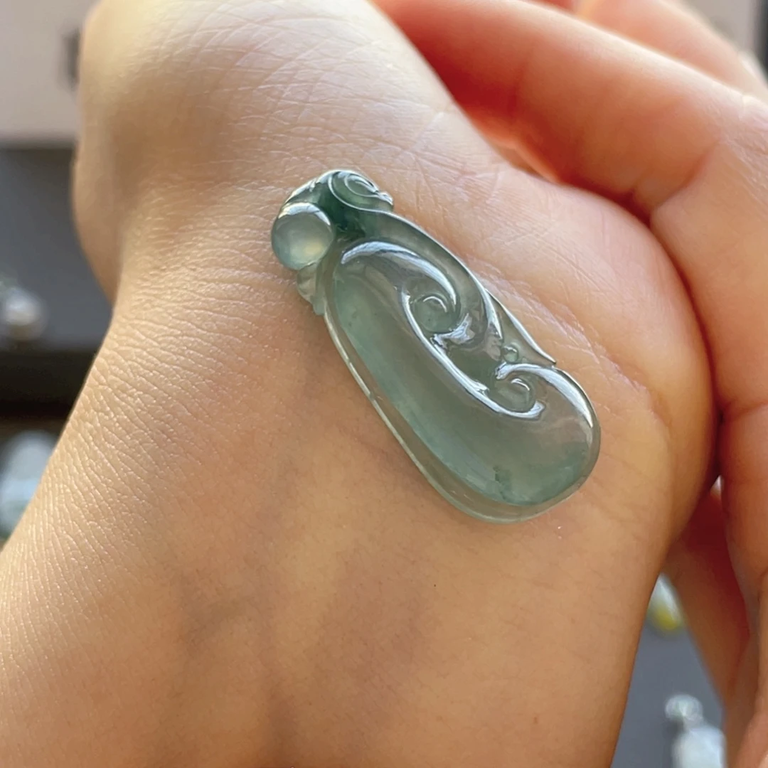 翡翠颈饰未镶嵌如意