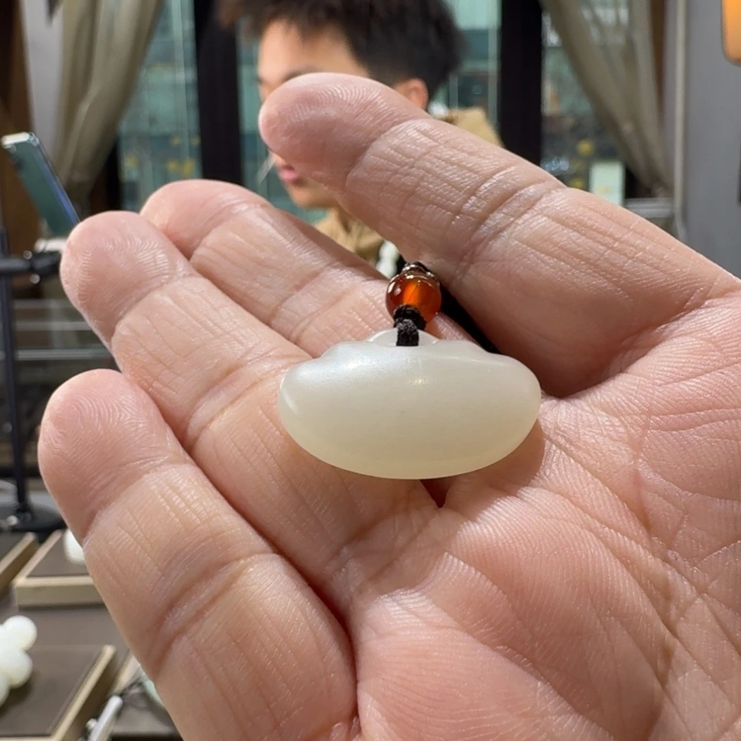 四***熊和田玉未镶嵌颈饰