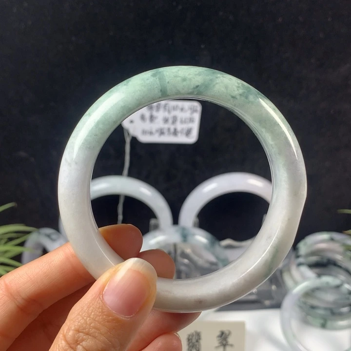 翡翠未镶嵌手镯40号。 55.8圈