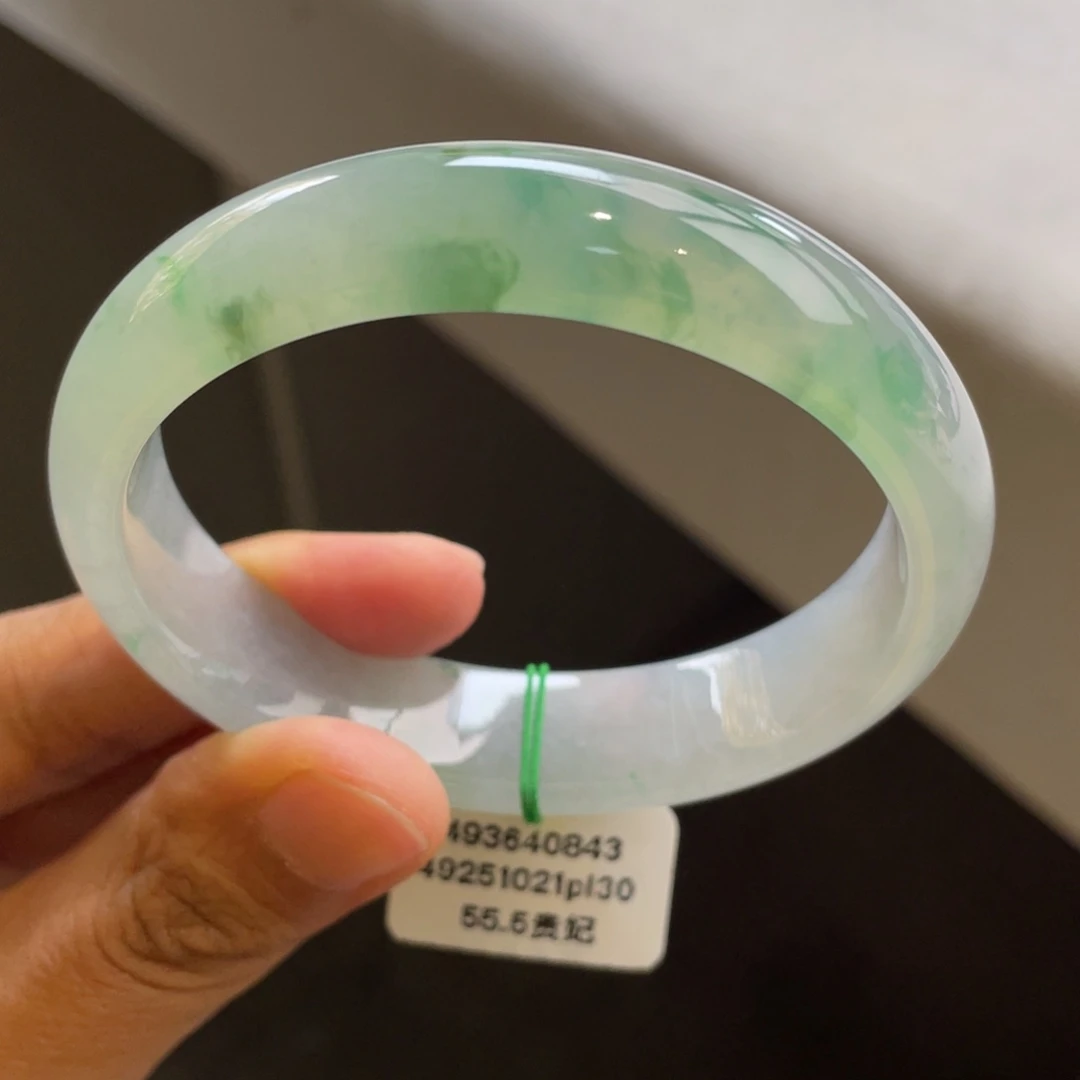 翡翠未镶嵌手镯冰胶飘绿贵妃（小细纹）强推