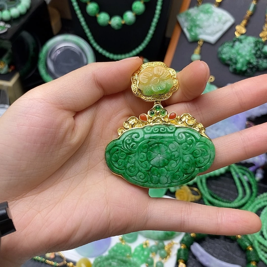 翡翠未镶嵌颈饰如意锁