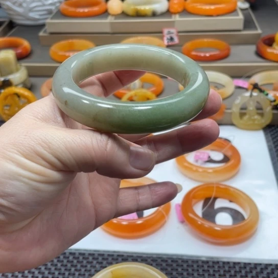 未镶嵌石英质玉（黄龙玉）手镯小**^