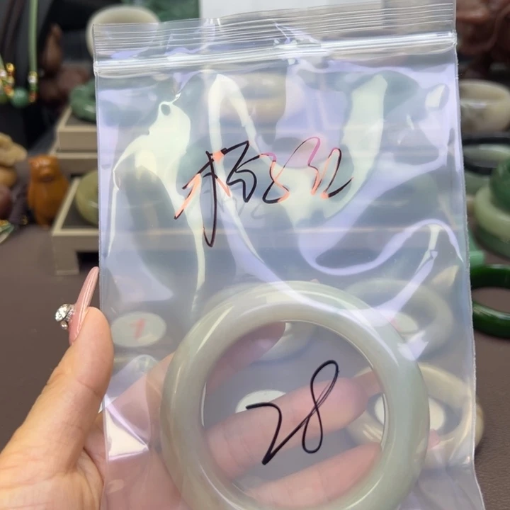 未镶嵌手镯石英岩玉桔*红