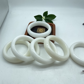 【玉美人曌璞阁】碳酸盐质玉白雪皇后宽版手镯（多样性发一）