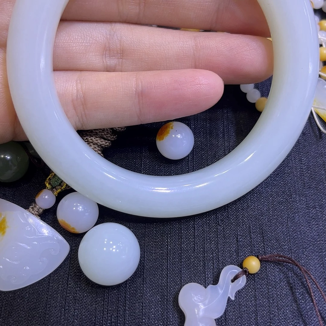 光***者和田玉未镶嵌颈饰