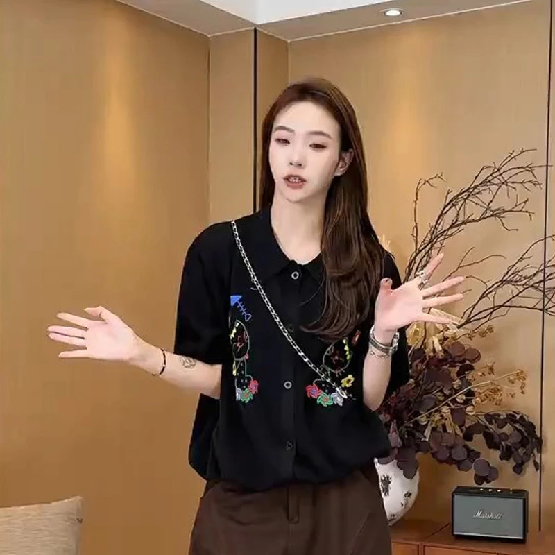 2025夏季新款宽松黑色短袖衬衫女卡通图案花朵刺绣上衣韩版休闲