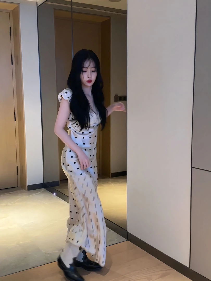 虞书欣明星同款收腰连衣裙白色波点女士气质高级感缎面裙子女夏季