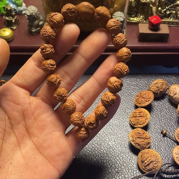 龙纹桃核雕刻钟馗头