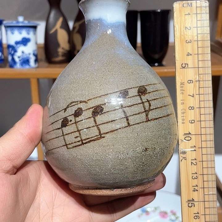 紫砂182粗陶暗刻義字款手绘音符花器，底部小窑带
