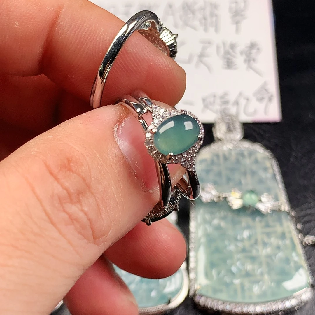 翡翠未镶嵌颈饰戒指