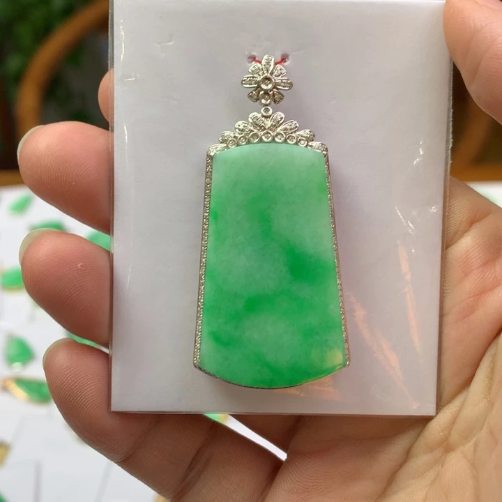 翡翠颈饰18K金镶嵌翡翠吊坠