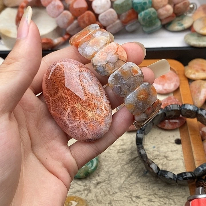 啤***。硅化玉颈饰未镶嵌