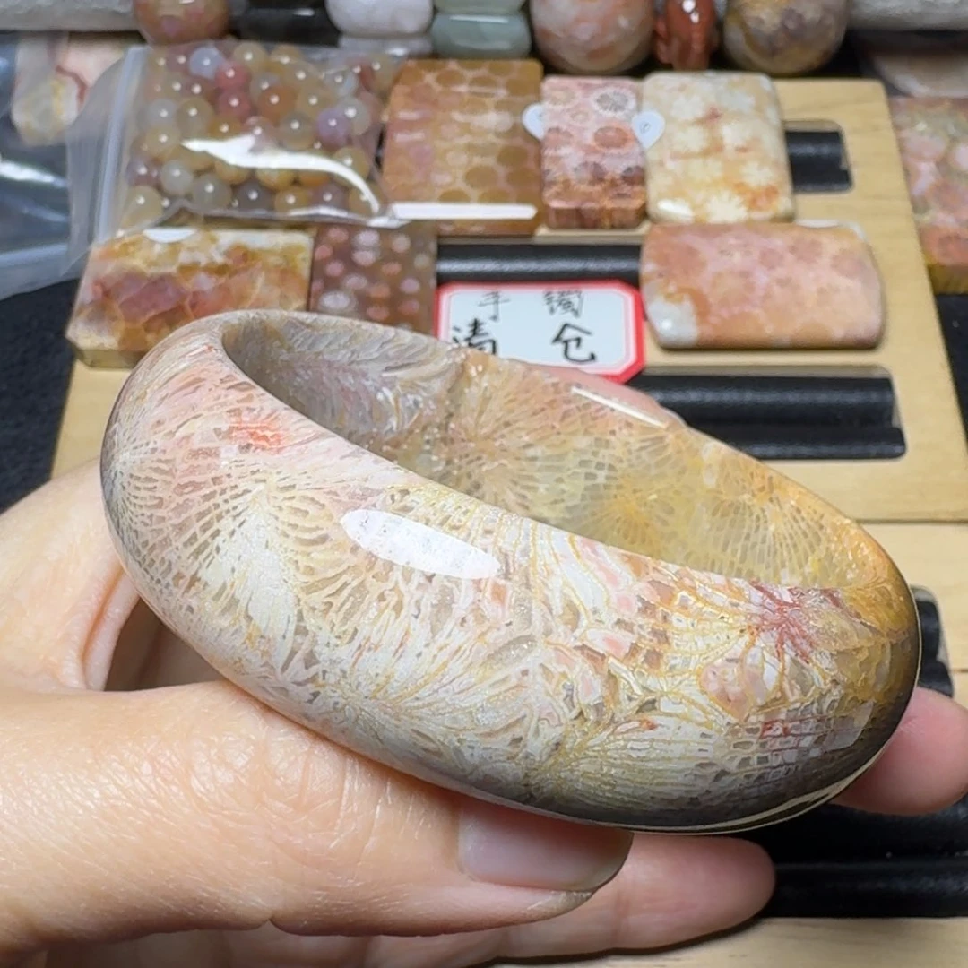 硅化玉60黄绿粉大凤尾，盘下未镶嵌