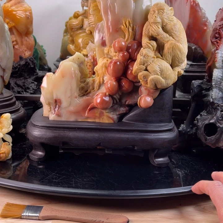 寿山石灵猴献桃摆件