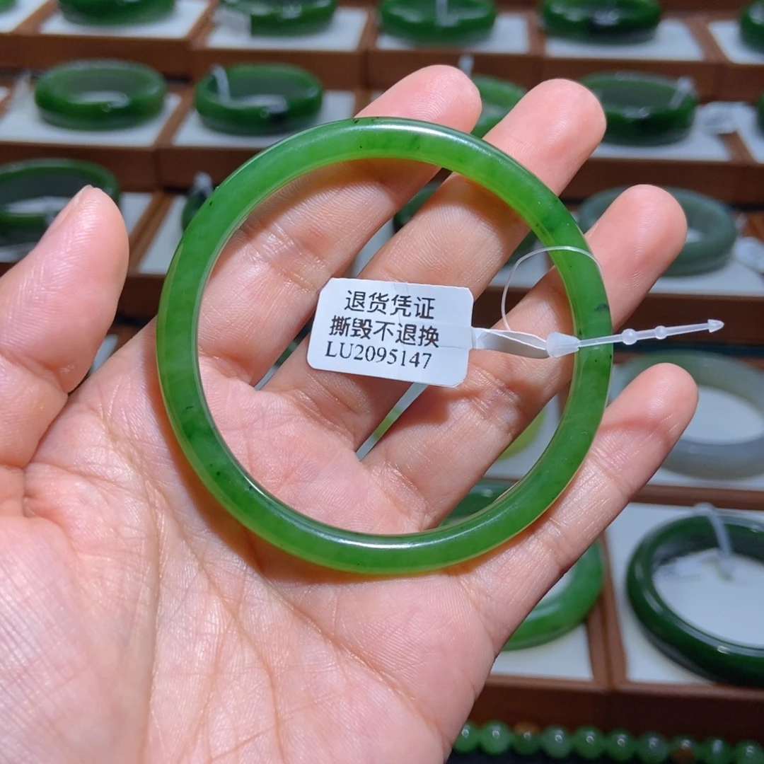 静***心和田玉（糖玉）未镶嵌手镯乌兰海苹果绿58