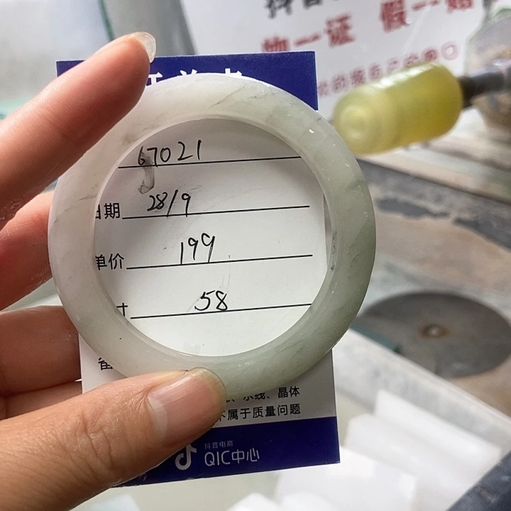 6***1石英质玉未镶嵌手镯定制