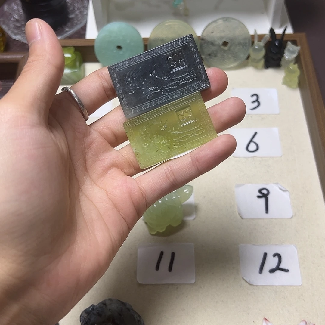 一***茶蛇纹石玉合金颈饰