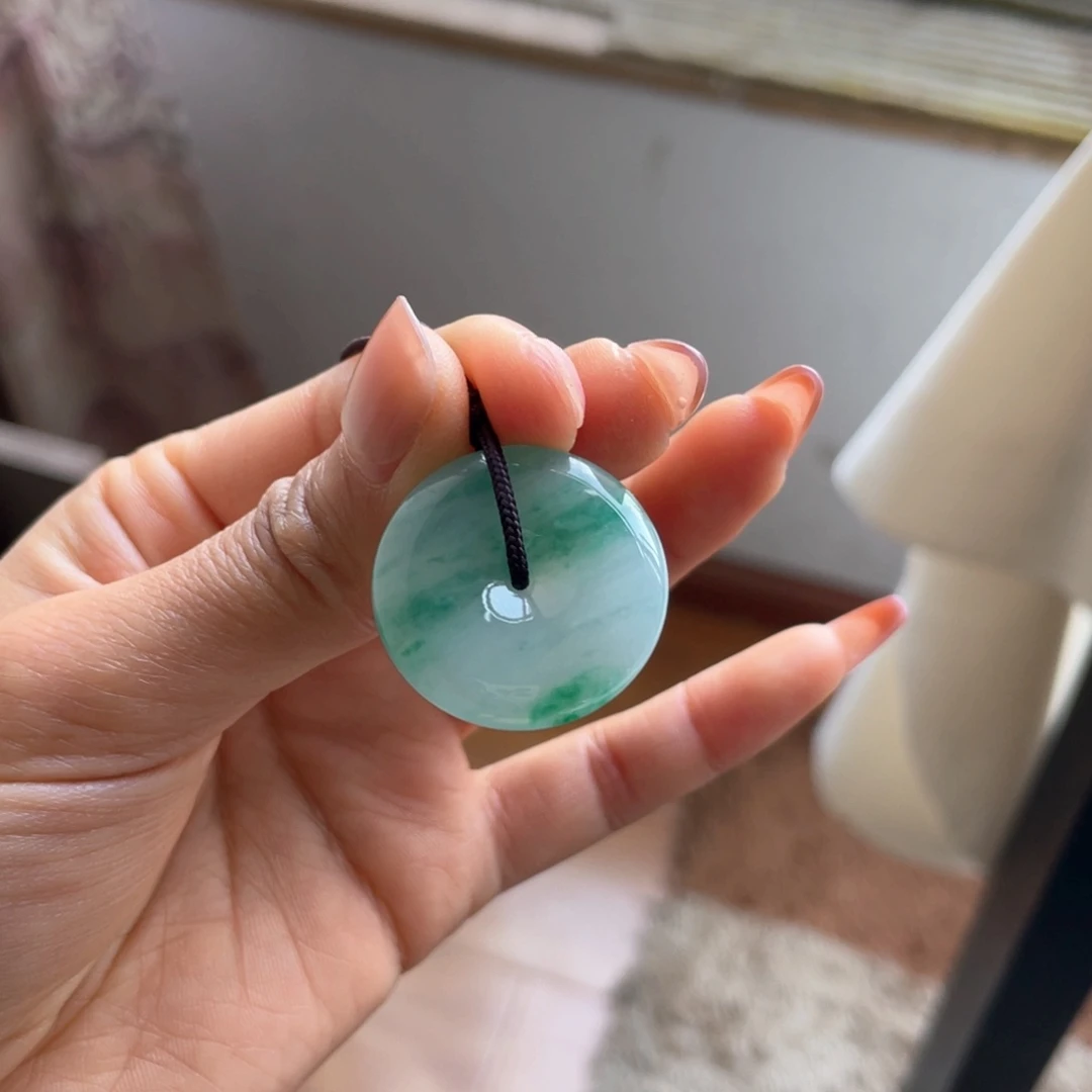 翡翠颈饰未镶嵌?平安扣