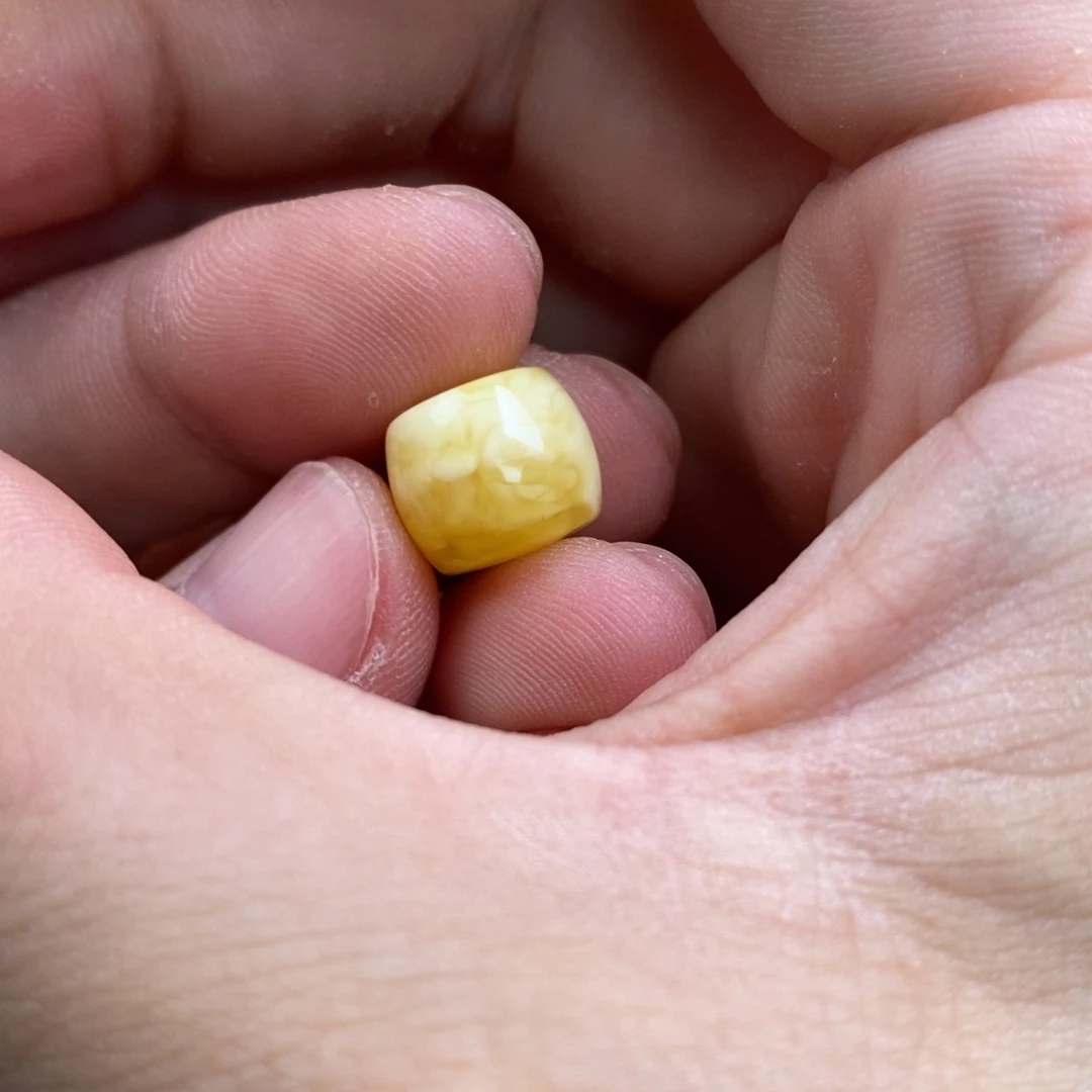 王***哈未镶嵌蜜蜡裸石配饰