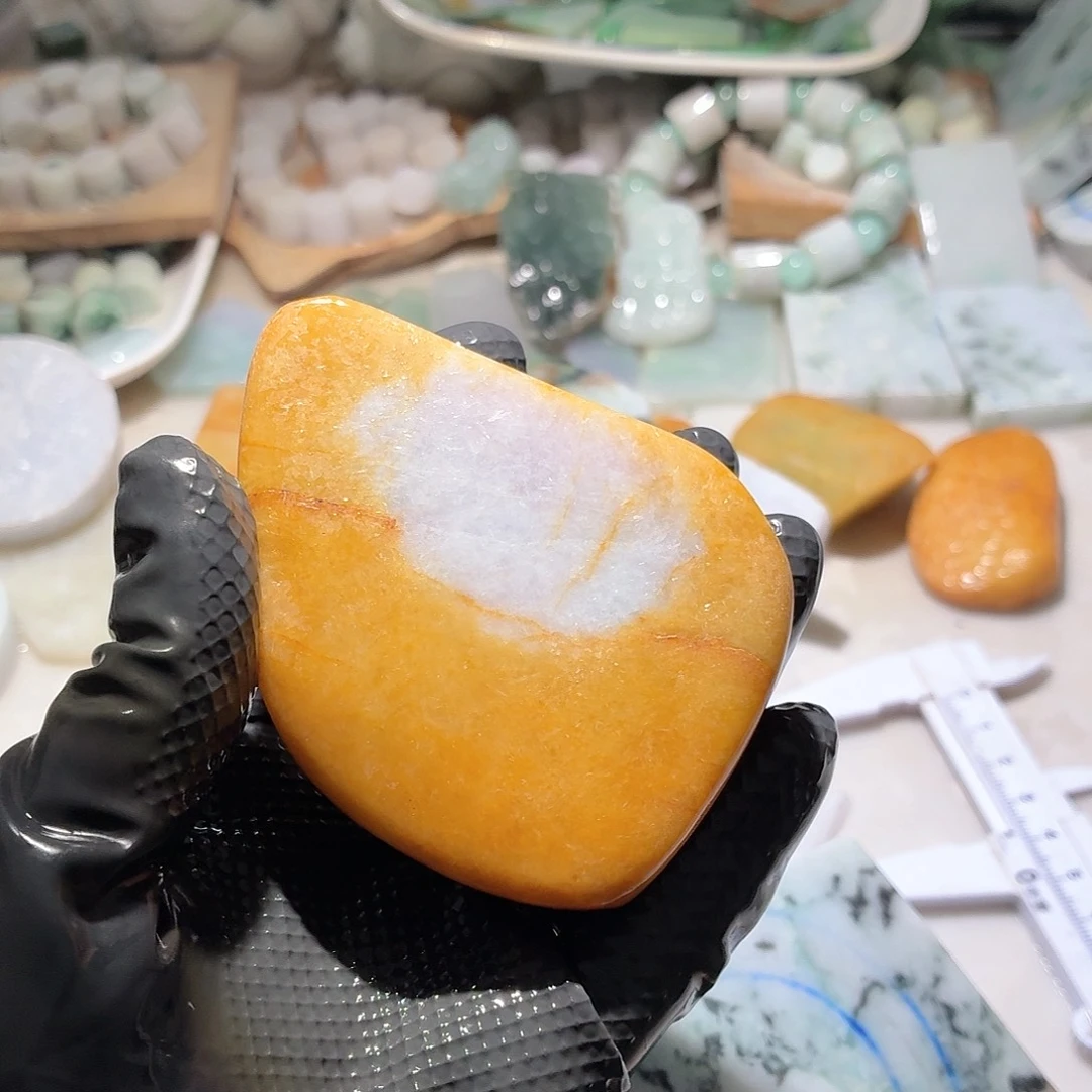 翡翠未镶嵌颈饰边角料