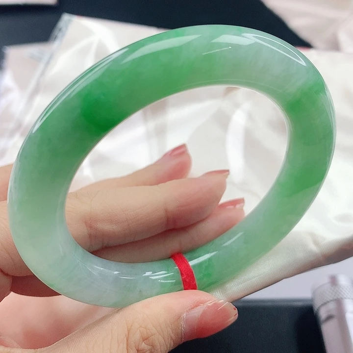 翡翠手镯未镶嵌，370
