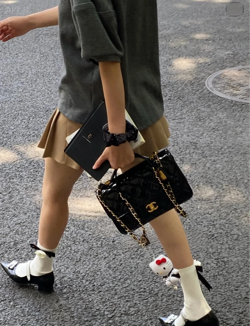 99新 Chanel/香奈儿 展会外场！22k漆皮邮差包