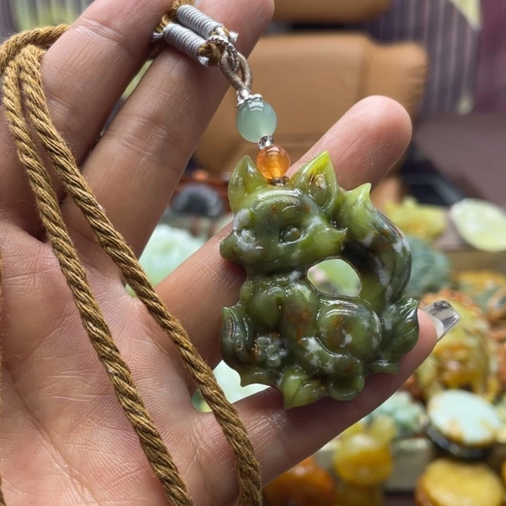 蛇纹石玉未镶嵌颈饰