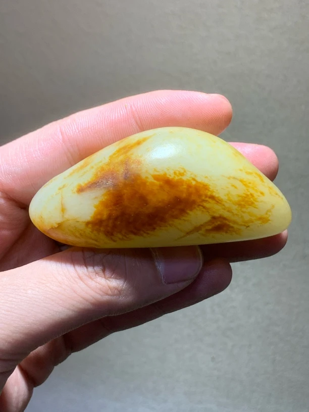 新疆和田双面红皮白肉籽料原石重量151克