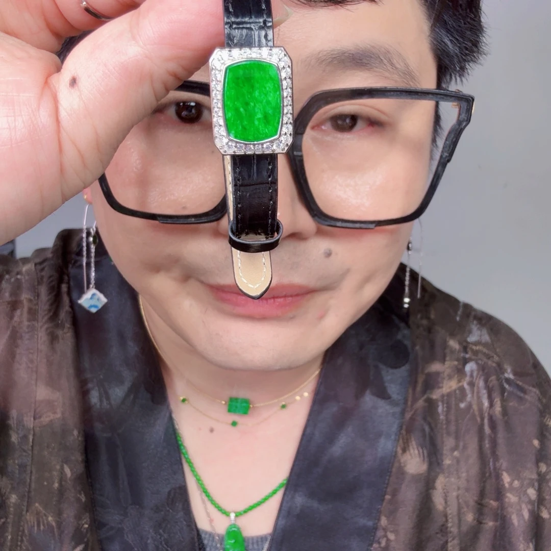 翡翠未镶嵌颈饰一件