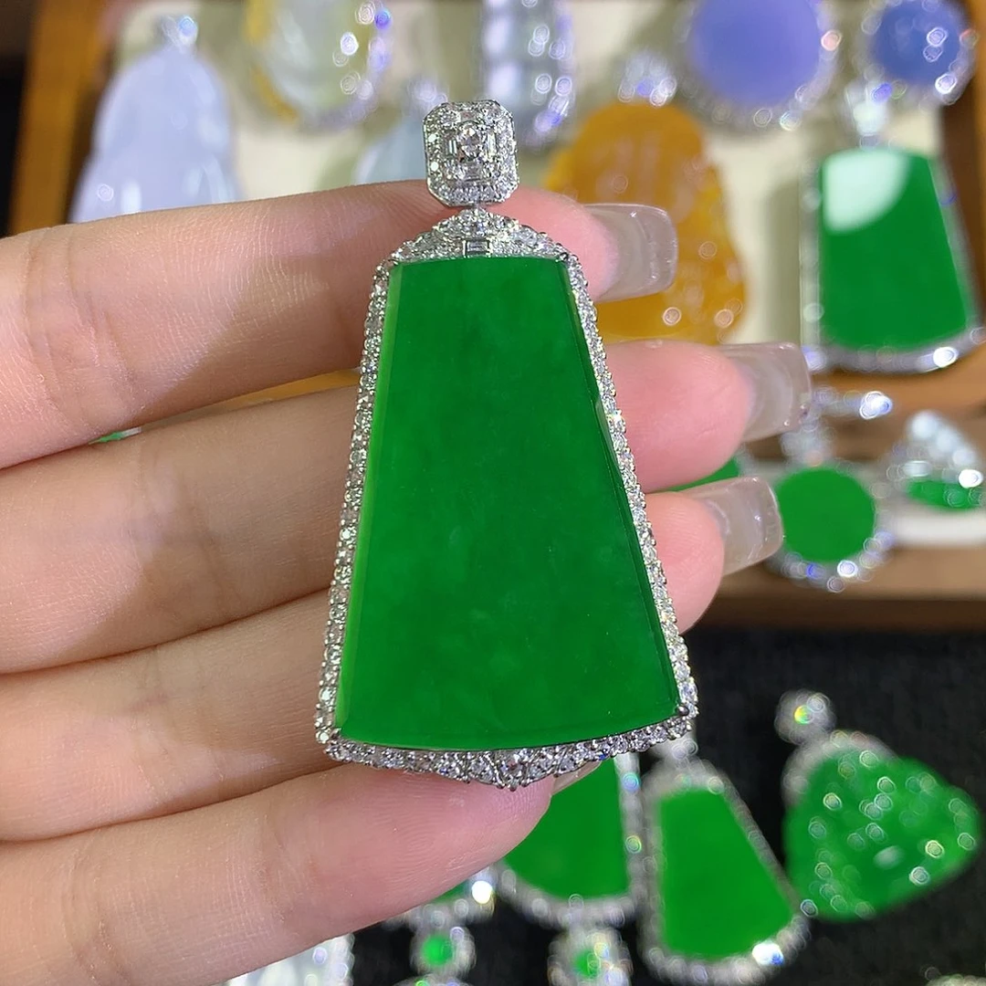 翡翠18K金镶嵌颈饰8888888