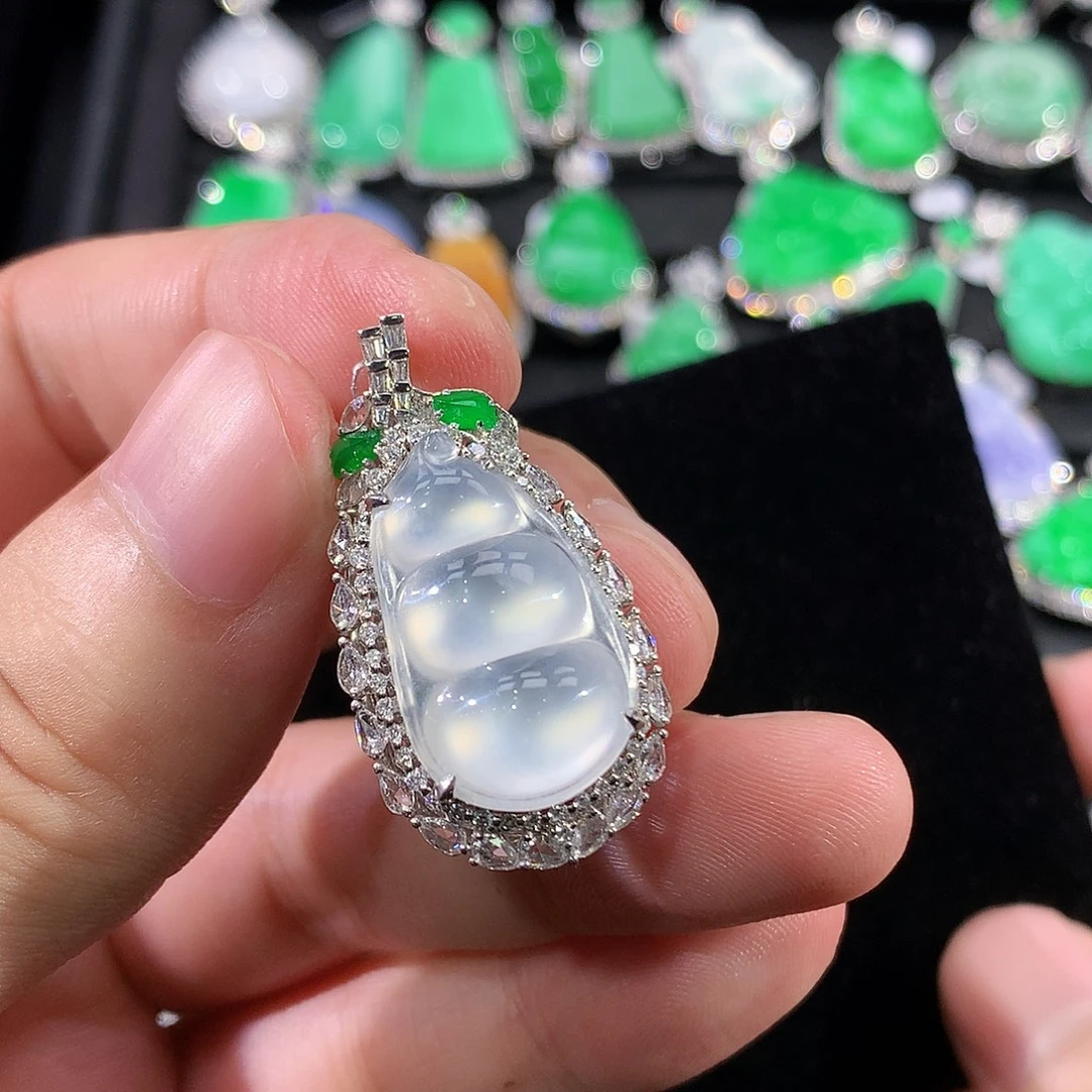 翡翠18K金镶嵌颈饰