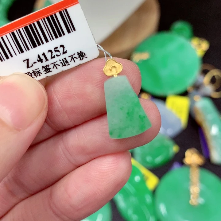希***瑶颈饰18K金镶嵌翡翠