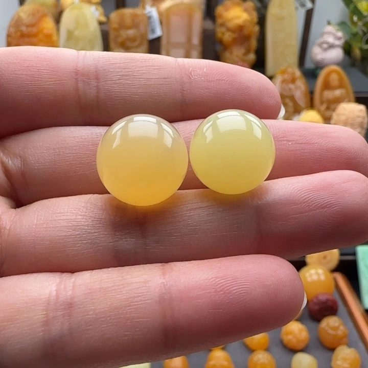 泰***家石英质玉未镶嵌配饰
