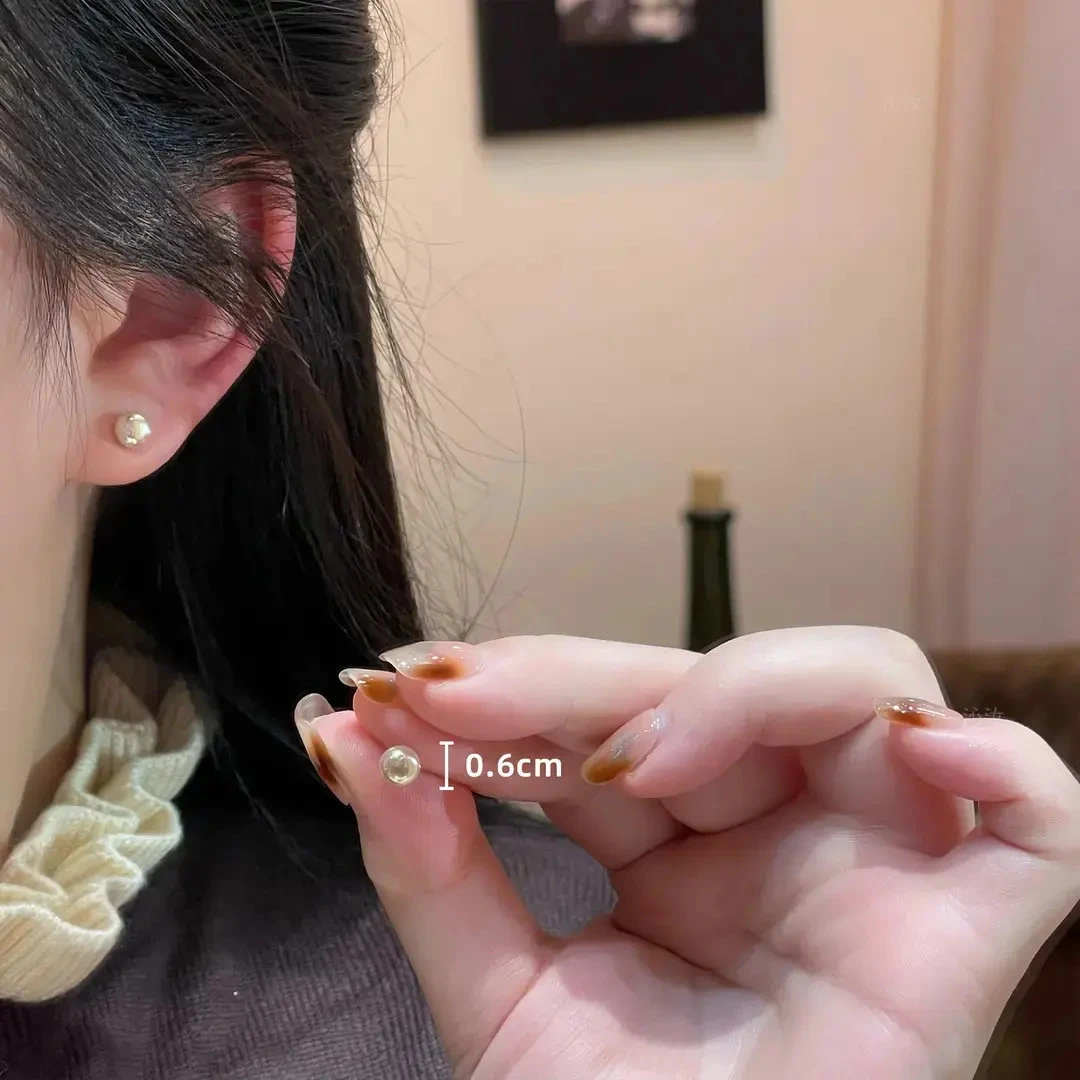 许妍同款米色极光幻彩珠珠耳钉FM743