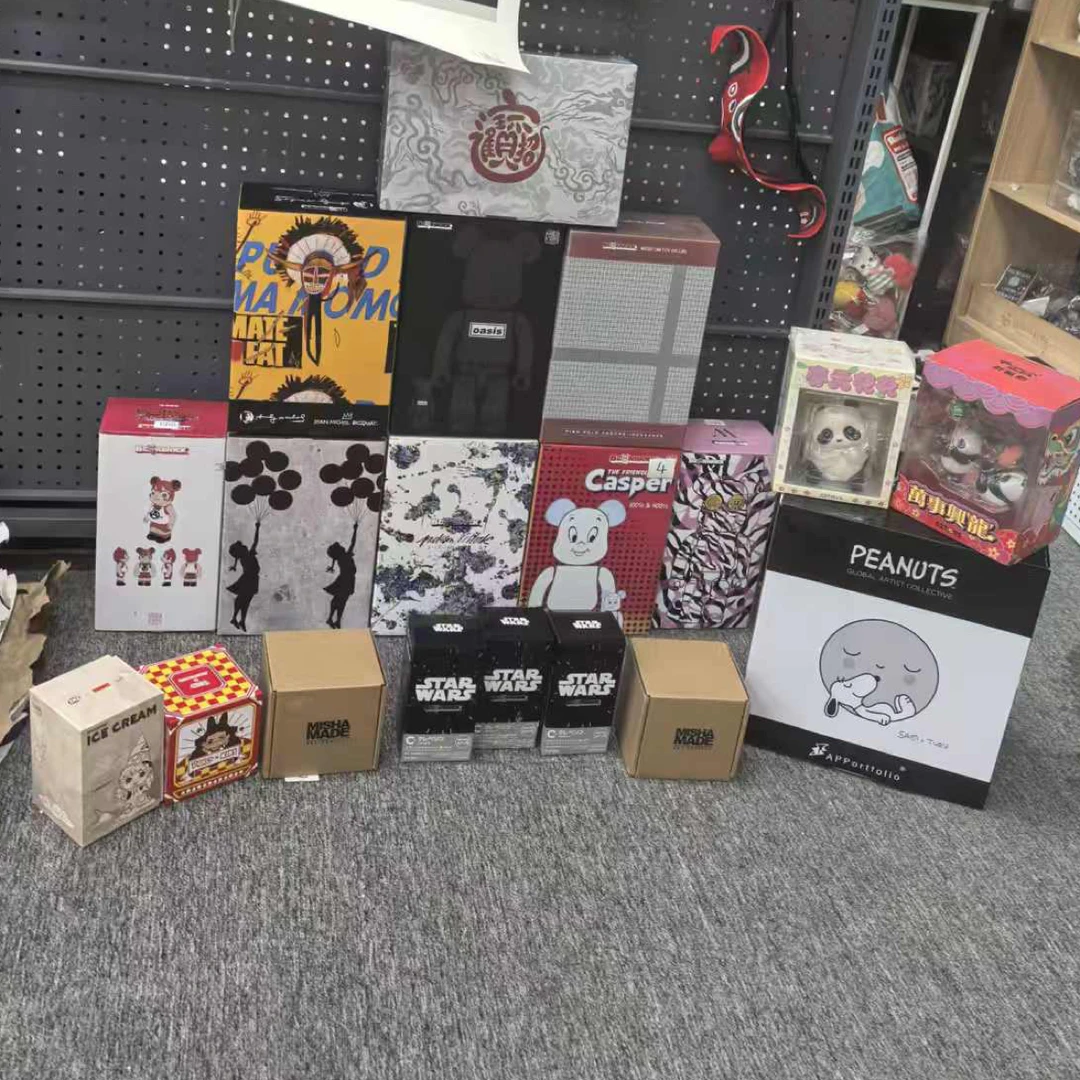 随机潮玩或400%积木熊摆件，默认NO退NO换且邮费到付，介意勿拍