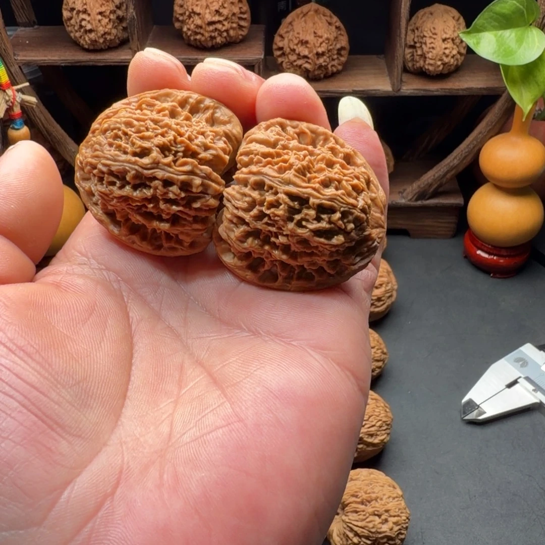 文玩核桃把件南疆石凹底蚂蚁拉丝尺寸42