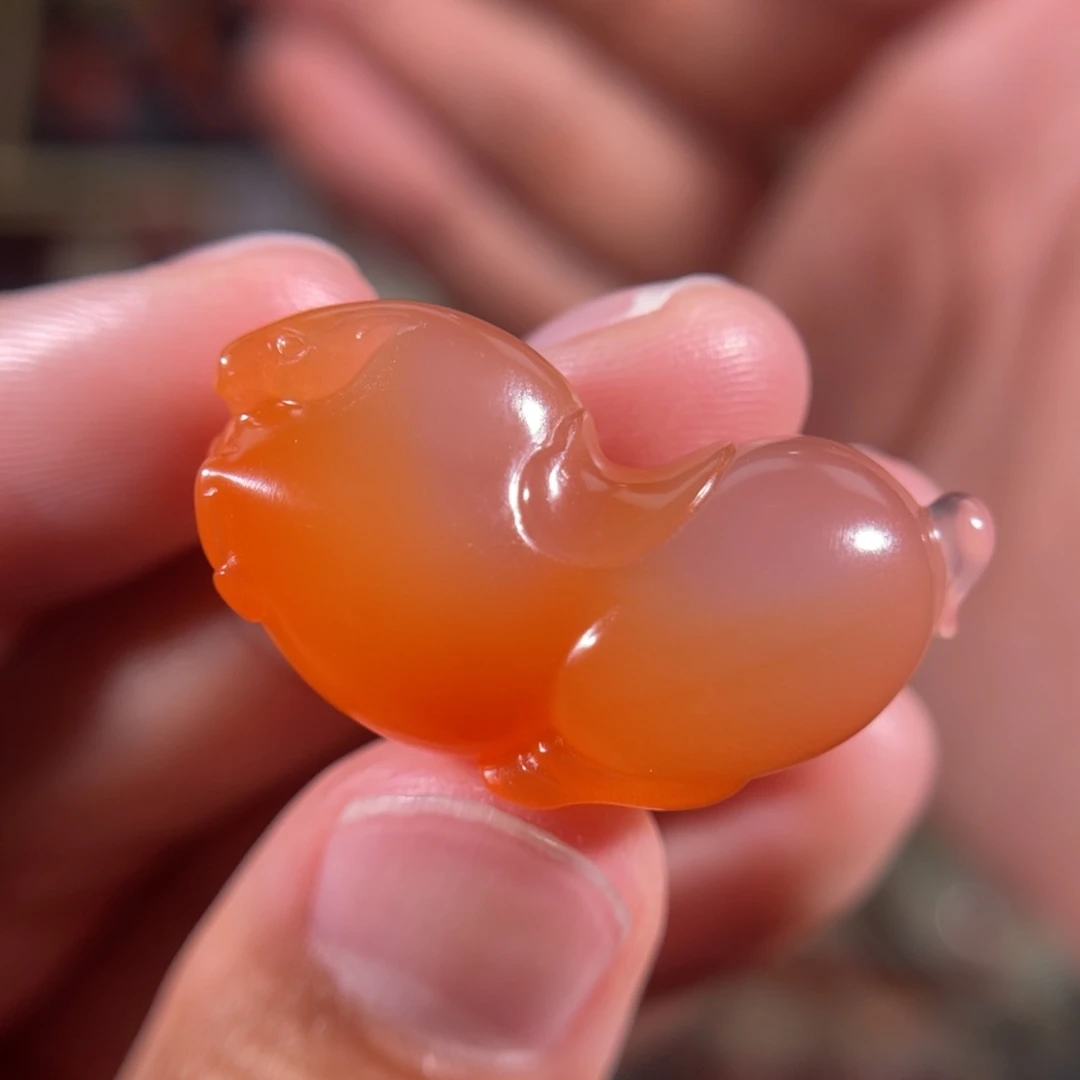 南红玛瑙滴水洞笑冰飘唐马29.6*16.3未镶嵌