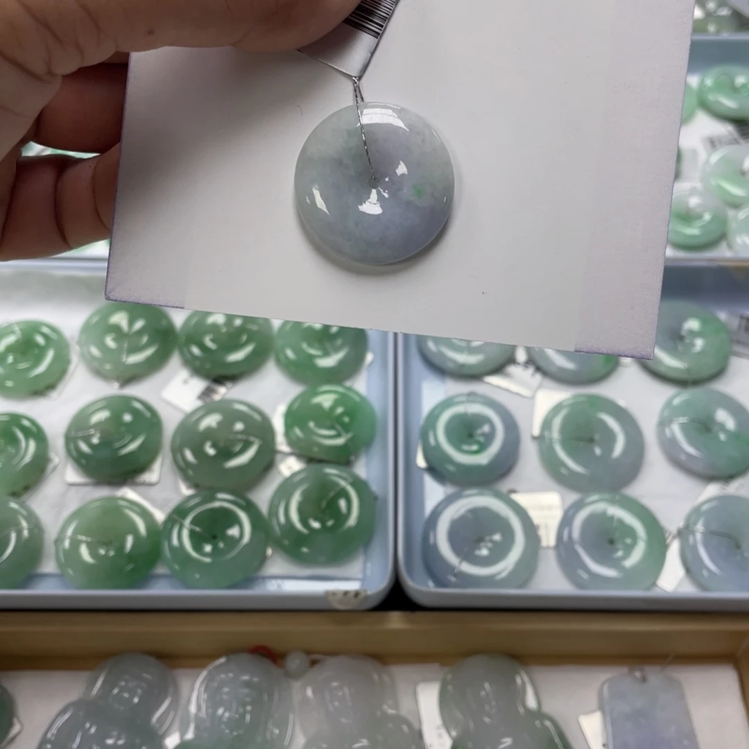 翡翠颈饰未镶嵌平安扣