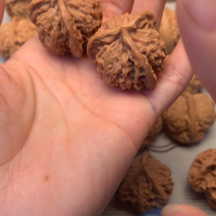 侯***席文玩核桃把件三棱