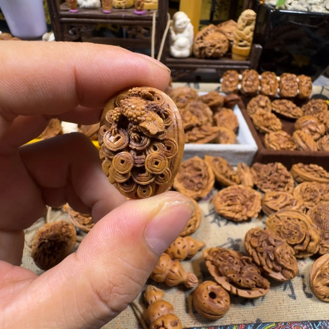 小****）桃核雕刻呱呱开才