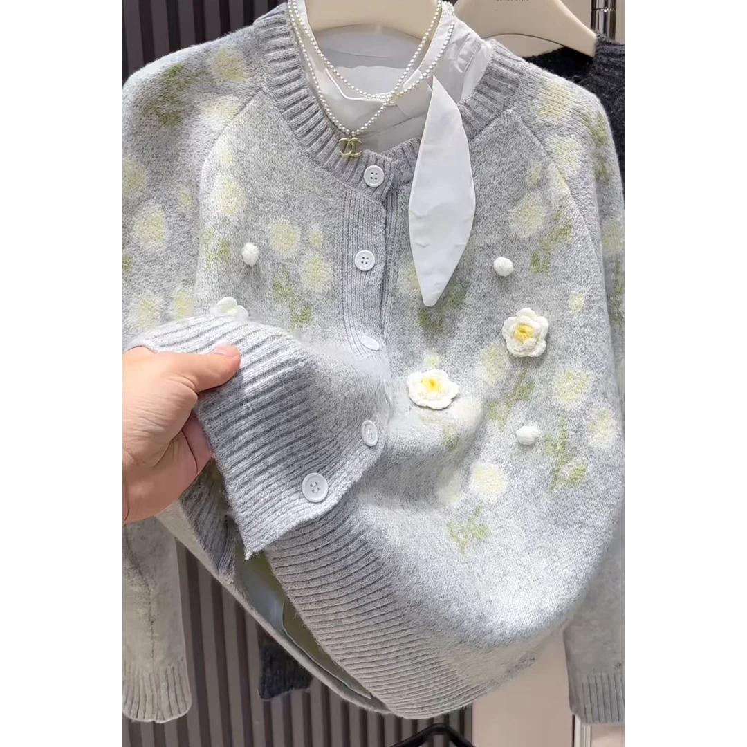 今年流行穿搭2025秋冬新款温柔风韩系花朵设计感毛针织衫长袖上衣