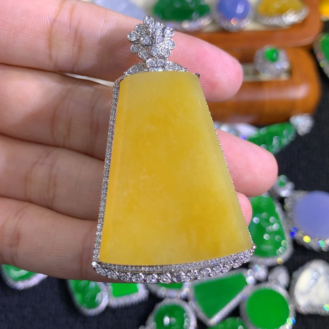 翡翠18K金镶嵌颈饰8888888